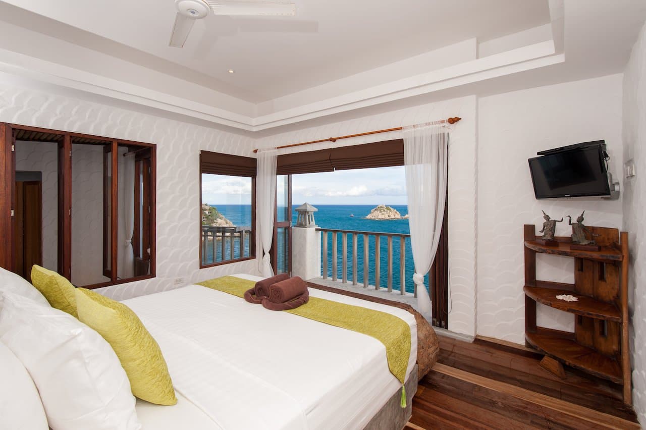 Eagle Villa master bedroom with ocean view