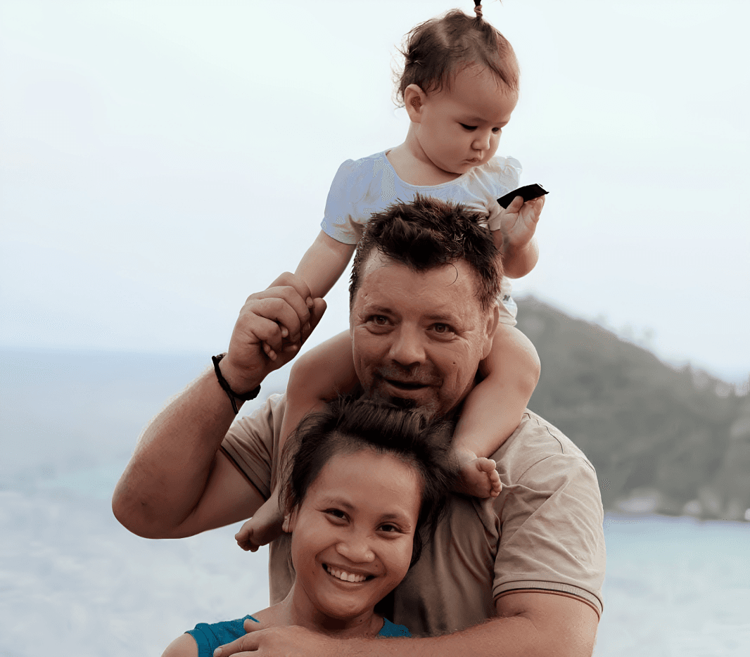 Tom Ottlik og familien hans på Villas Sabai Jai