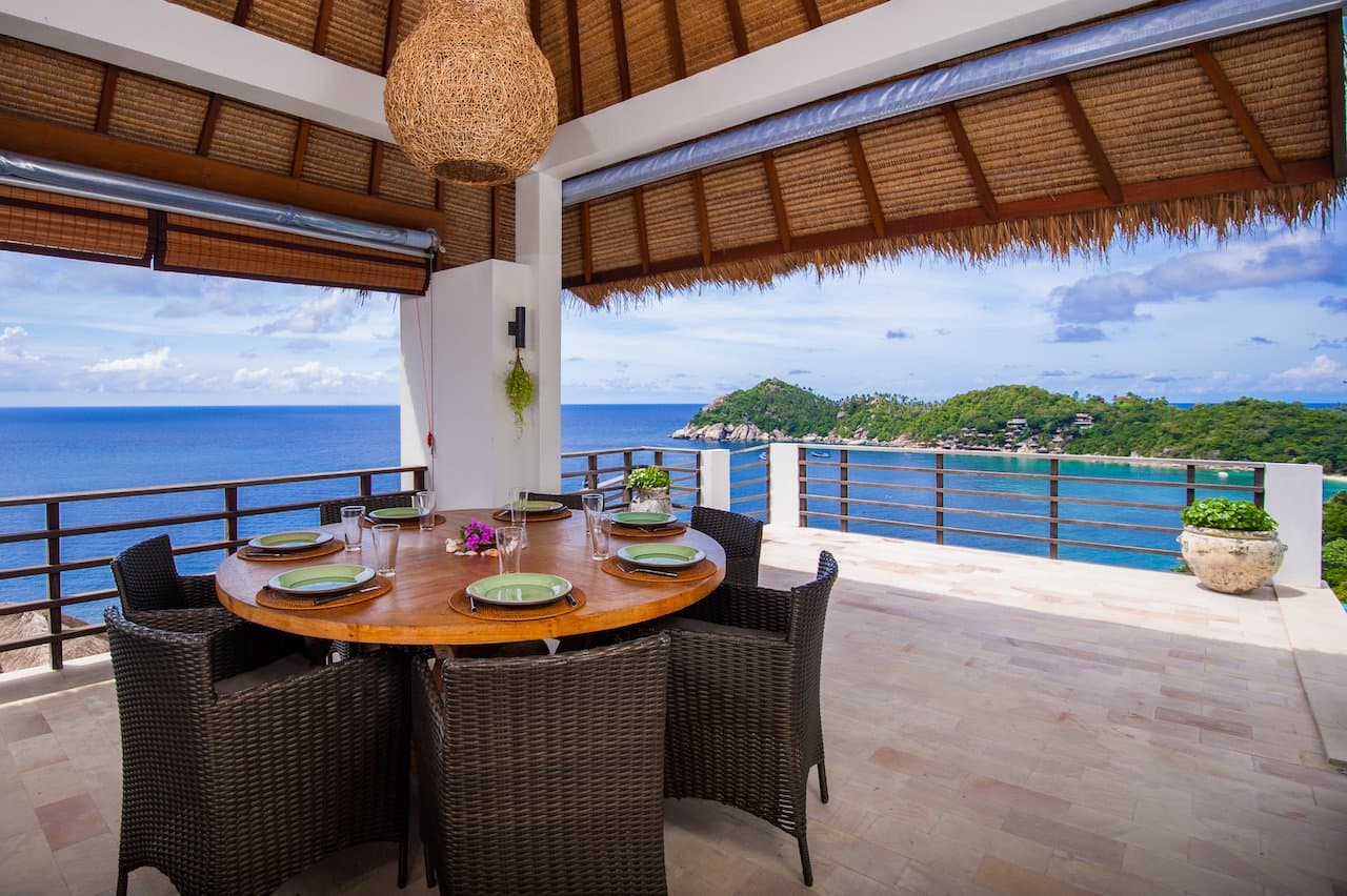 Turtle Villa compact kitchen with breakfast counter